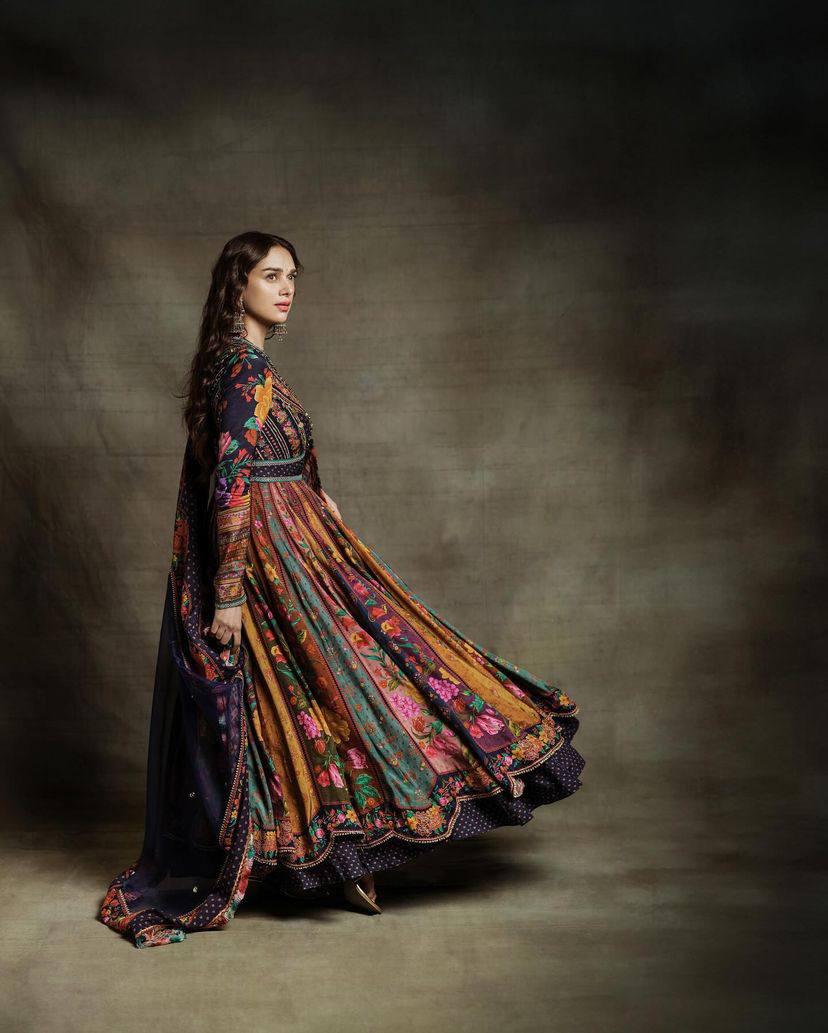 PRESENTING NEW #ADITIRAOHYDARI FROM #Heeramandi INSPIRED DESIGNER PRINTED GOWN