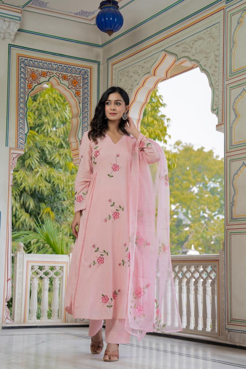 This exquisite 3-piece premium _Mul cotton_ set features intricate floral embroidery 🌸 throughout, offering a blend of elegance and comfort. 💁🏼‍♀️