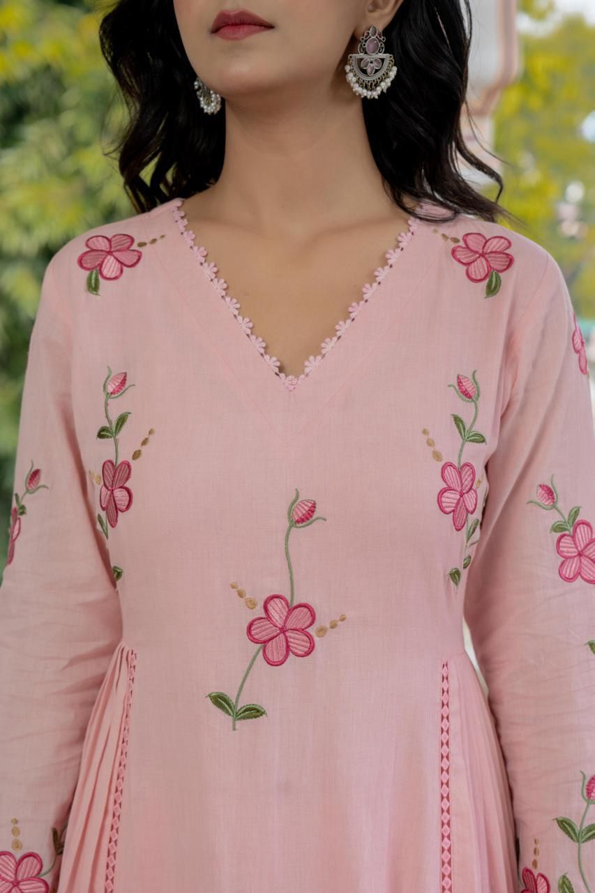 This exquisite 3-piece premium _Mul cotton_ set features intricate floral embroidery 🌸 throughout, offering a blend of elegance and comfort. 💁🏼‍♀️