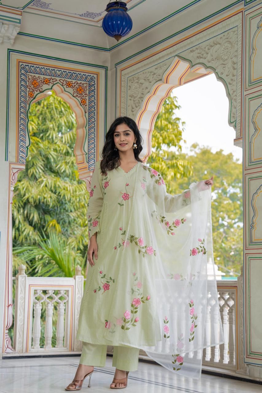 This exquisite 3-piece premium _Mul cotton_ set features intricate floral embroidery 🌸 throughout, offering a blend of elegance and comfort. 💁🏼‍♀️