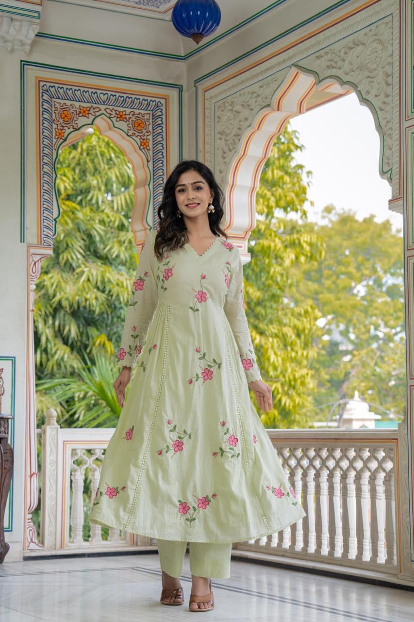 This exquisite 3-piece premium _Mul cotton_ set features intricate floral embroidery 🌸 throughout, offering a blend of elegance and comfort. 💁🏼‍♀️