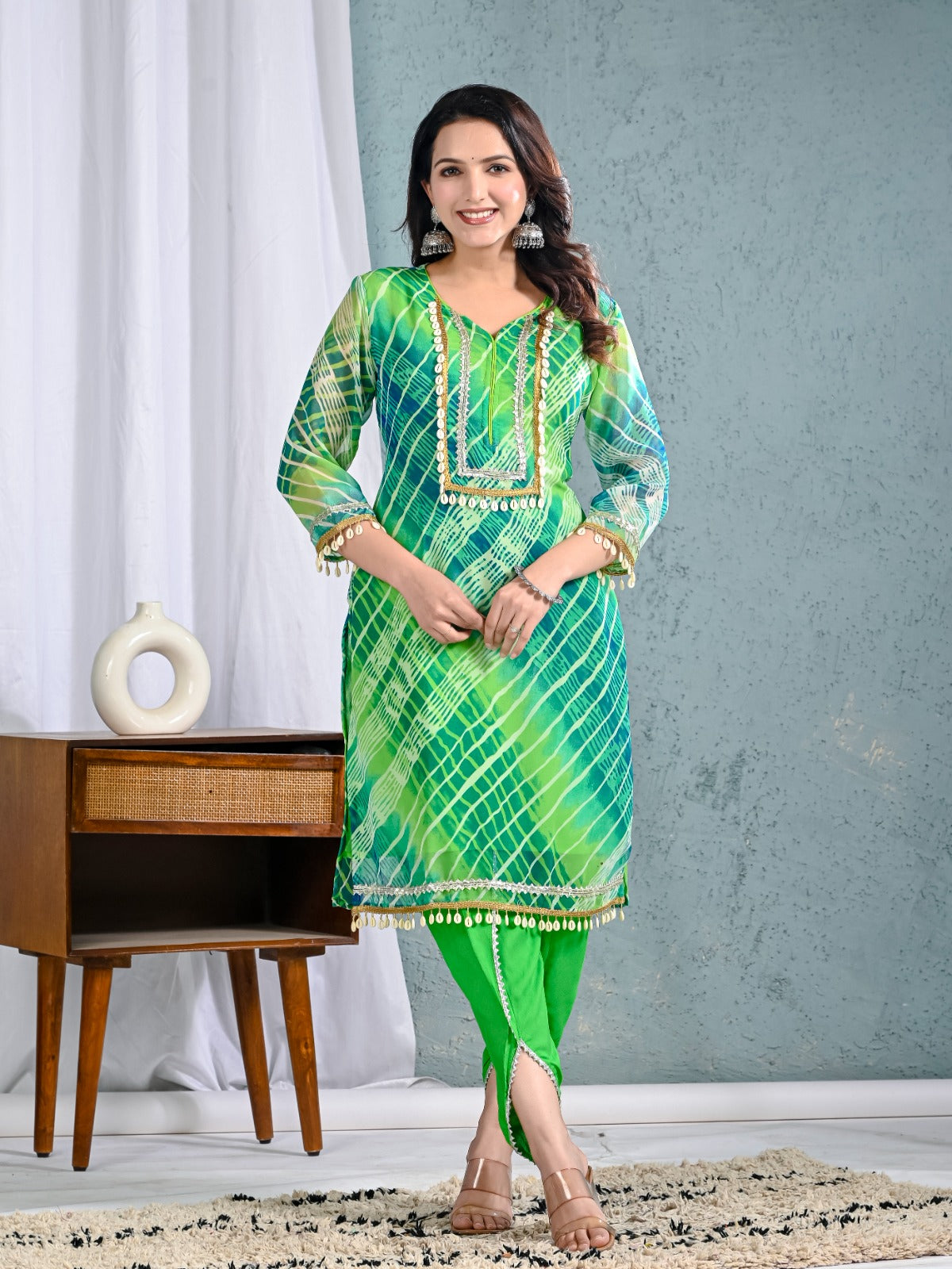 Chiffon kurta and tulip pant set wid kodi lace detailing.&nbsp;