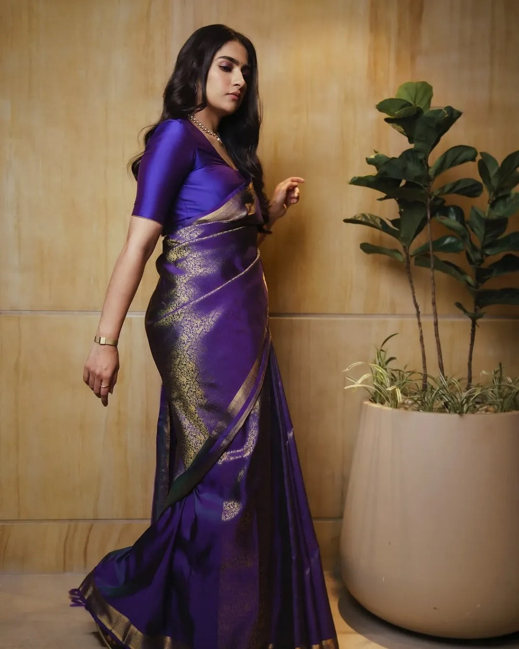 THIS SAREE FROM AAYNA STORE IS THE PERFECT EXAMPLE OF HOW ELEGANCE AND SIMPLICITY CAN GO HAND IN HAND.