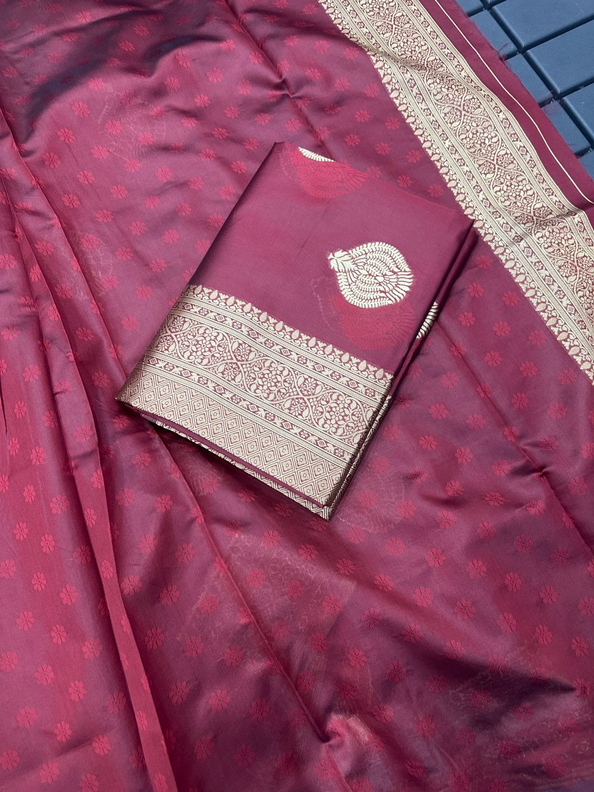 Beautiful Art Silk Jacquard Border Saree With Unstitched Running Blouse For Women Wedding Wear Party*