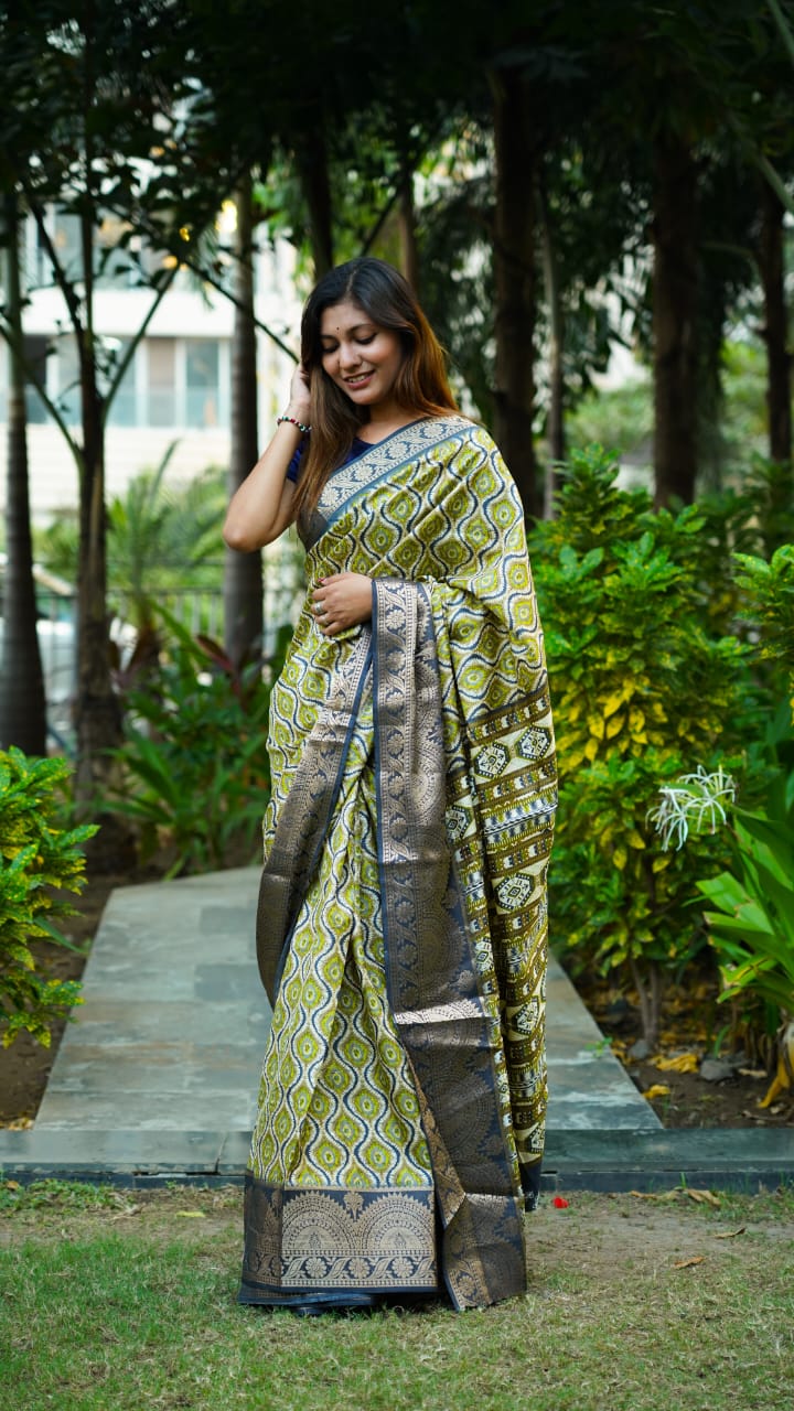 soft dola silk saree with jequrd boder beutiful kamkari saree*